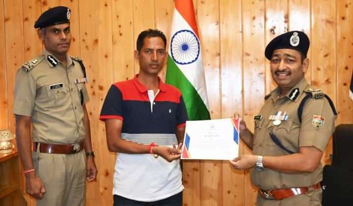 *जज्बा:- आपदा की जानकारी समय से पुलिस तक पहुंचाने के लिए मनोज पयाल किए गए सम्मानित, पढ़े पूरी खबर*