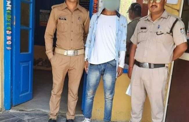 *अल्मोड़ा :- पुलिस ने युवती से अभद्रता कर जान से मारने की धमकी देने वाले 01 युवक को किया गिरफ्तार*