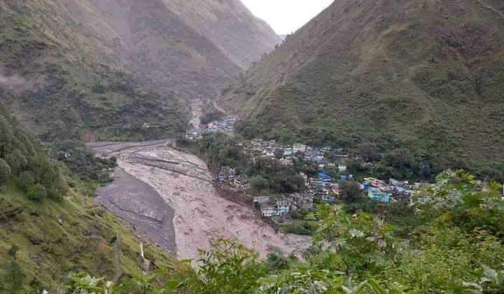 उत्तराखंड में बारिश का कहर -: मूसलाधार बारिश ने मचाई तबाही, घर छोड़कर भागे लोग