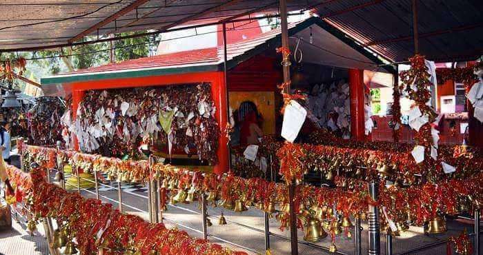 Almora- यूकेएसएसएससी परीक्षाओं में फर्जी भर्तियों को लेकर युवाओं ने चितई मंदिर में लगाई अर्जी