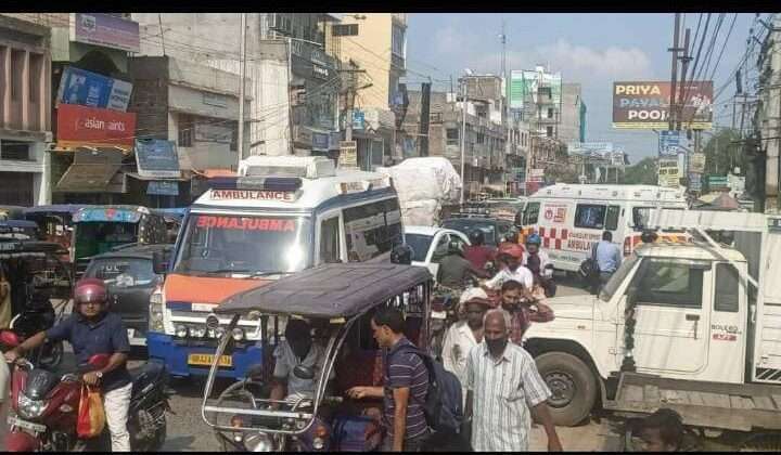 Uttarakhand- शोभा यात्रा के दौरान जाम में फस गई एंबुलेंस….. और फिर…..