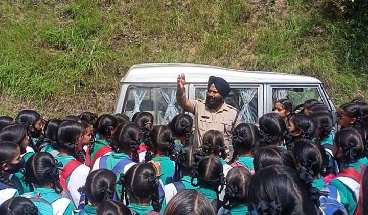 *पुलिस ने स्कूली छात्राओं को महिलाओं के प्रति होने वाले अपराध/कानूनों/उत्तराखण्ड पुलिस एप के बारे में दी जानकारी*