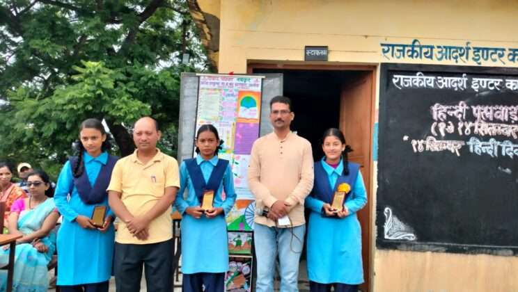 *अल्मोड़ा:- राजकीय इंटर कॉलेज द्वाराहाट में हर्षोल्लास के साथ मनाया गया हिंदी दिवस, पढ़े पूरी खबर*