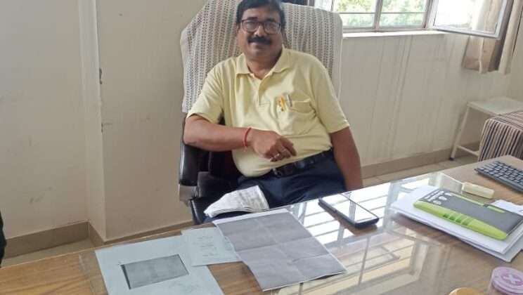 Almora- सामाजिक कार्यकर्ता संजय कुमार पांडे ने जिला चिकित्सालय अल्मोड़ा के प्रमुख चिकित्सा अधीक्षक को सौंपा शिकायत पत्र