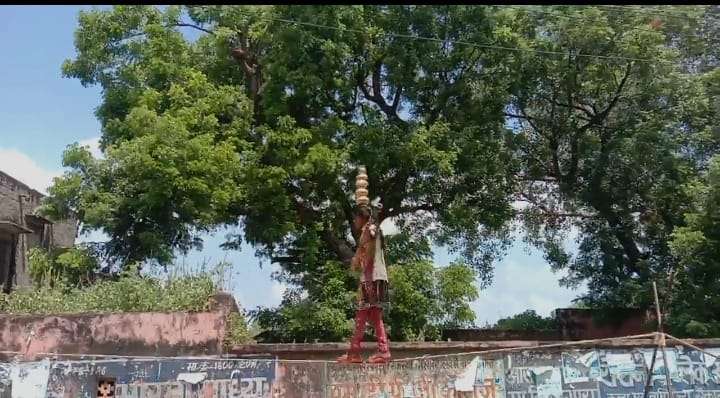 अल्मोड़ा:- बच्चों से खुलेआम करवाए जा रहे जानलेवा करतब…….. महिला आयोग सख्त