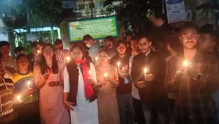 अल्मोड़ा:- अंकिता हत्याकांड से आक्रोशित युवाओं ने नगर में निकाली कैंडल मार्च रैली