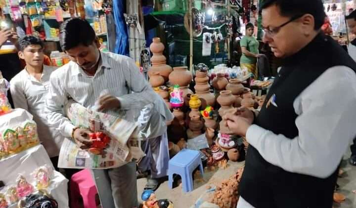 सीएम धामी ने वोकल फॉर लोकल का दिया संदेश, खरीदे मिट्टी के दिए, किया यह आग्रह…