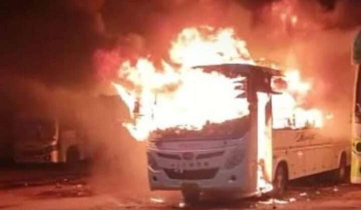 बड़ी खबर -: बस स्टैंड में खड़ी बस में लगी भीषण आग, दो की दर्दनाक मौत