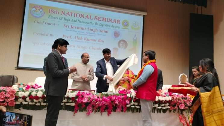 अल्मोड़ा:-अवार्ड ऑफ एक्सीलेंस से सम्मानित हुए डॉ. नवीन चंद्र भट्ट