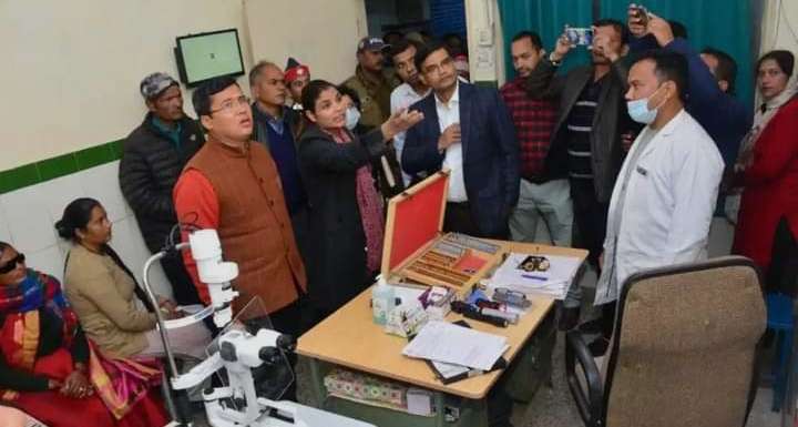 अस्पताल में गंदगी देखकर नाराज डीएम ने ईओ का वेतन रोका