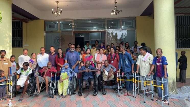 जरूरतमंदों को देवभूमि लोक कला उदगम चैरिटेबल ट्रस्ट ने बांटे व्हीलचेयर, वाकर, कपड़े व राशन