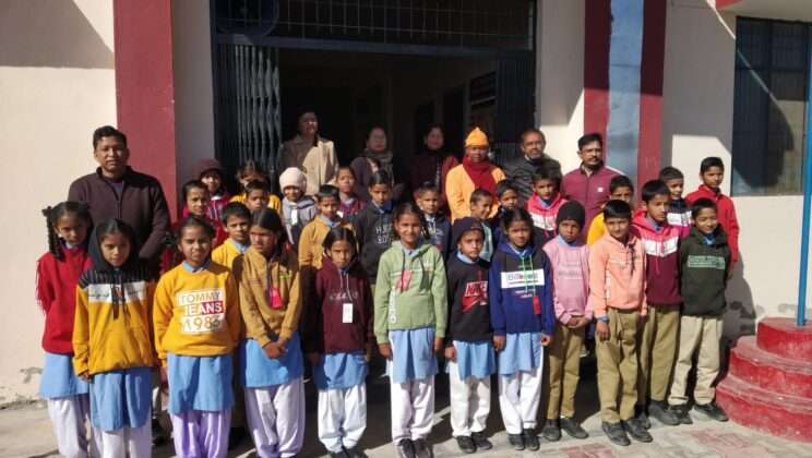 Almora -: विद्यालयों में राम कृष्ण कुटीर विवेकानंद कार्नर द्वारा बांटे गए गर्म वस्त्र व कम्बल