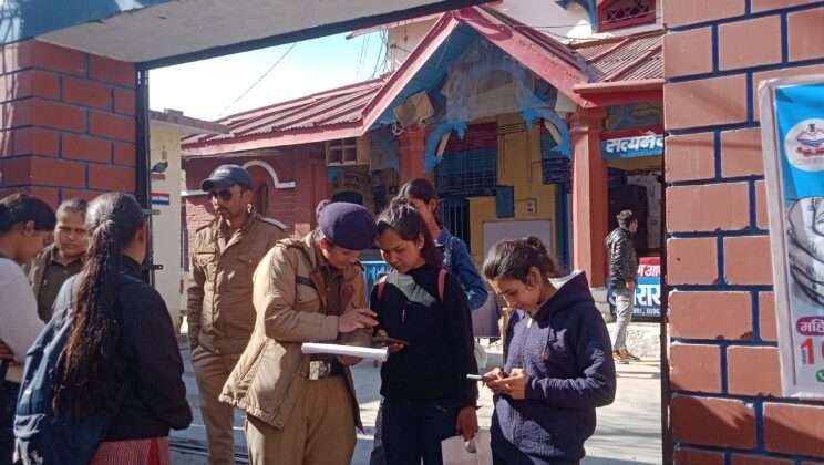 अल्मोड़ा -: पुलिस ने महिलाओं व युवतियों को समझाएं ‘उत्तराखंड पुलिस ऐप’ की सुविधाओं के लाभ,