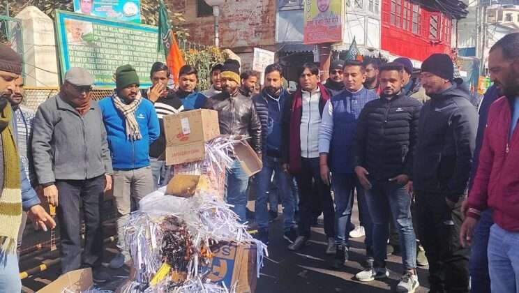 अल्मोड़ा -: पटवारी परीक्षा लीक मामले में युवा कांग्रेस ने किया पुतला दहन