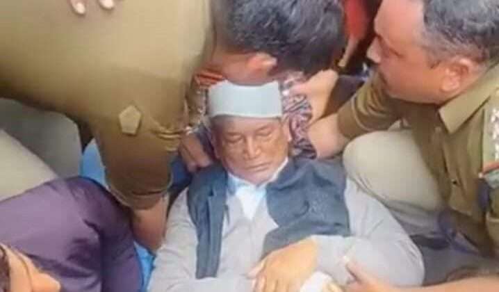 Uttrakhand- बेरोजगार संघ के धरना प्रदर्शन में शामिल होने आए पूर्व सीएम हरीश रावत की अचानक बिगड़ी तबीयत