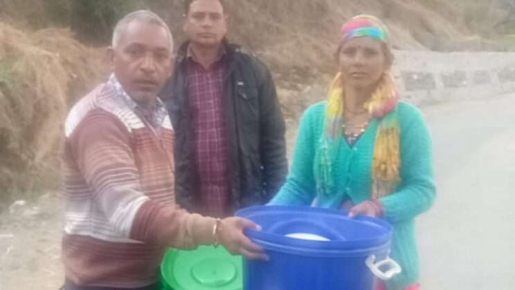Almora -: स्वच्छ भारत मिशन के तहत विकासखंड लमगड़ा के सौजन्य से ग्राम पंचायत बसगांव में कूड़ादान वितरण