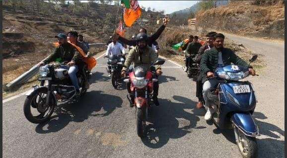 अल्मोड़ा :- हवालबाग में भाजयुमो मंडल अध्यक्ष सूरज सलाल के नेतृत्व में बाइक रैली निकाली युवाओं ने जताया मुख्यमंत्री का आभार