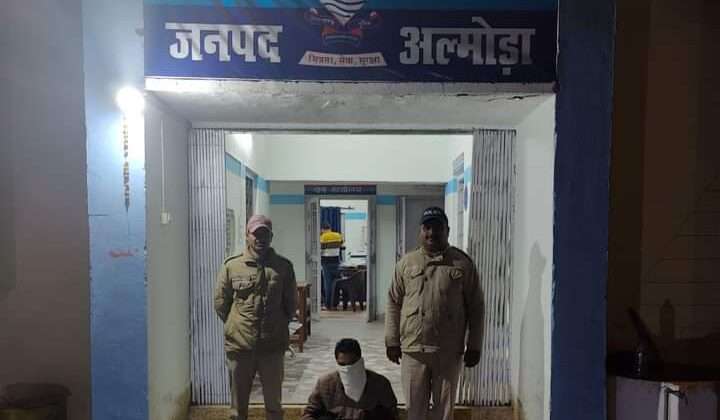 अल्मोड़ा -: चाय की आड़ में पिला रहा था शराब की प्याली, गिरफ्तार