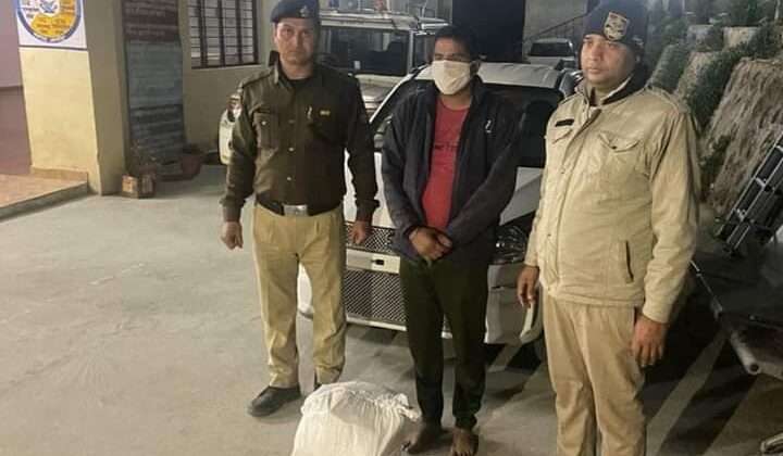 अल्मोड़ा -: कार से शराब की होम डिलीवरी करने वाला तस्कर चढ़ा पुलिस के हत्थे
