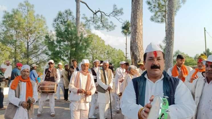 होली के रंग में रंगे नजर आए पूर्व विधायक कैलाश शर्मा, पैतृक गांव पहुंच स्थानीय लोगों के साथ मनाई होली