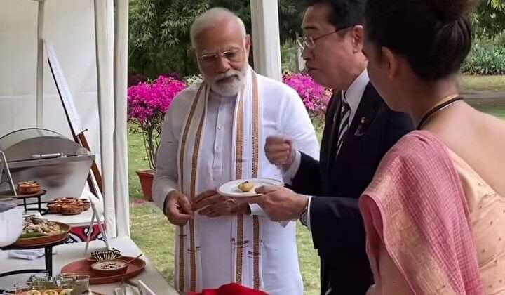 दो दिवसीय भारतीय दौरे पर पहुंचे जापान के प्रधानमंत्री ने उठाया यहां के गोलगप्पो का लुफ्त….. पढ़ें पूरी खबर