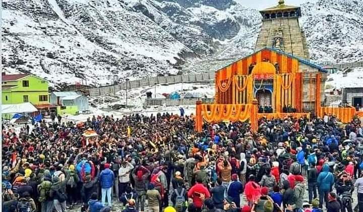 श्रद्धालुओं के लिए खुले केदारनाथ धाम के कपाट, हजारों श्रद्धालुओं पर हेलीकॉप्टर से हुई पुष्पवर्षा