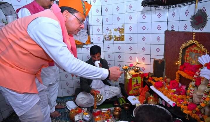 अल्मोड़ा:- चितई मंदिर में पूजा अर्चना करने के बाद मुख्यमंत्री पुष्कर सिंह धामी हेमवती नंदन बहुगुणा स्टेडियम में आयोजित कार्यक्रम में हुए शामिल