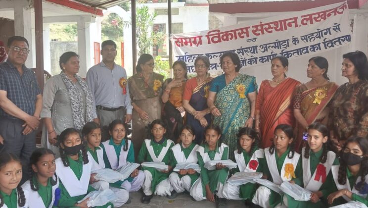 Almora -: महिला कल्याण संस्था द्वारा निर्धन छात्राओं को वितरित की गई कापियां व लेखन सामग्री