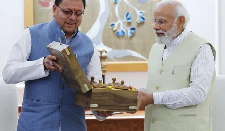 Uttarakhand-मुख्यमंत्री पुष्कर सिंह धामी ने प्रधानमंत्री से की मुलाकात……… केदारनाथ और बद्रीनाथ धाम के प्रसाद समेत भेंट की यह सामग्री