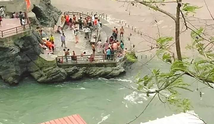 बड़ी खबर -: पैर फिसलने से गंगा में बहे कृषि विभाग के संयुक्त निदेशक