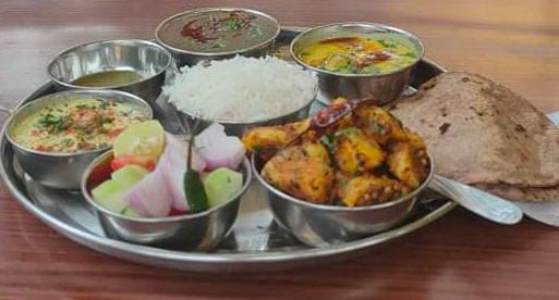 अल्मोड़ा -: जिले में पर्यटकों की आवाजाही से पर्यटन कारोबारियों के चेहरे खिले, पर्यटकों को खुब भा रहा पहाड़ी भोजन