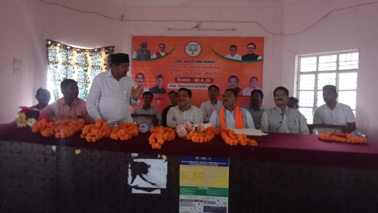 अल्मोड़ा- बीजेपी के महा जनसंपर्क अभियान के तहत आयोजित किया गया वरिष्ठ कार्यकर्ताओं का सम्मान समारोह