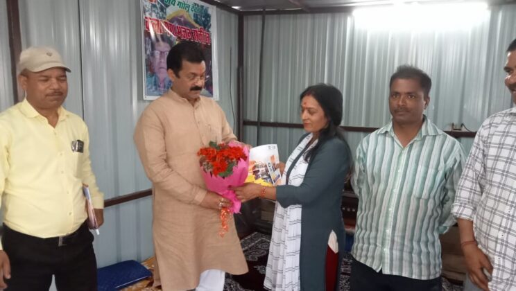 सम्पर्क से समर्थन:- भाजपा का विशिष्ट जनों से संपर्क अभियान जारी, पूर्व विधायक ने चितई पहुंच लता कांडपाल से की मुलाक़ात