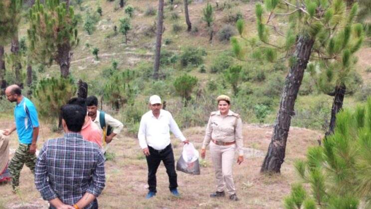 Almora -: वन विभाग द्वारा चलाया गया स्वच्छता पखवाड़ा, कूड़ा न फैलाने का लिया संकल्प