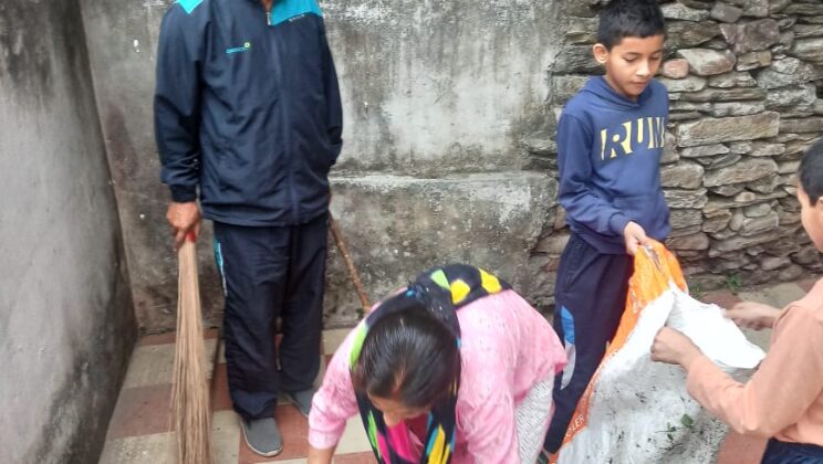 अल्मोड़ा -: कल्पना कृति जन महिला जागृति समिति की ओर से चलाया गया स्वच्छता अभियान