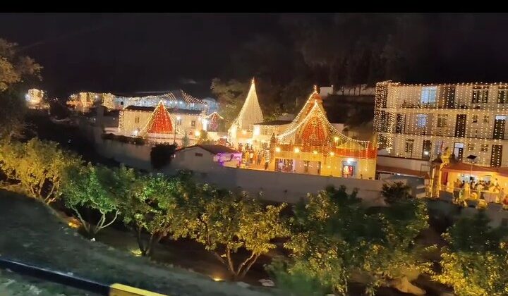 नैनीताल:- कैंची धाम के स्थापना दिवस पर उमड़ा भक्तों का सैलाब……. करीब 40,000 श्रद्धालुओं के पहुंचने का है अनुमान