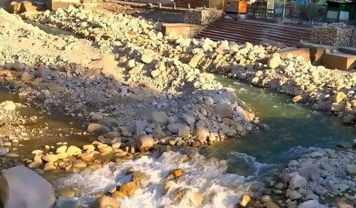 Uttarakhand- गंदगी झेलने के लिए मजबूर है गंगा……. स्वच्छता अभियान के तहत निकाले गए 20 बोरी कपड़े