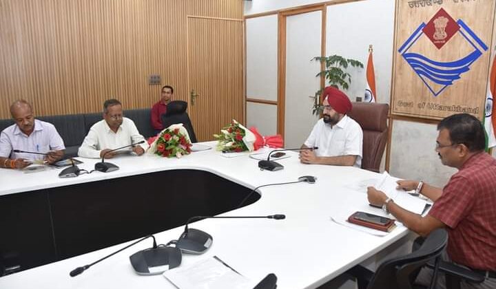 उत्तराखंड के मुख्य सचिव संधु का कार्यकाल बढ़ा, CM के विश्वास पात्र और PM की गुड बुक में शामिल