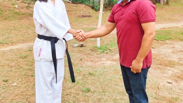 सफलता :- अल्मोड़ा की दक्षता राजपूत ने पास की कराटे में ब्लैक बेल्ट परीक्षा, पढ़ें पूरी खबर