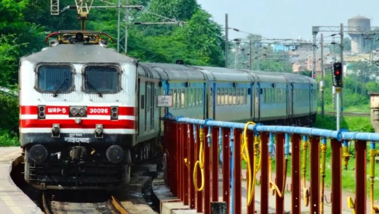 रेलवे में निकली 904 पदों पर वैकेंसी, 10वीं पास कर सकते हैं आवेदन