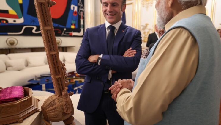 PM मोदी ने फ्रांस के राष्ट्रपति इमैनुएल मैक्रों को भेंट किया चंदन का सितार