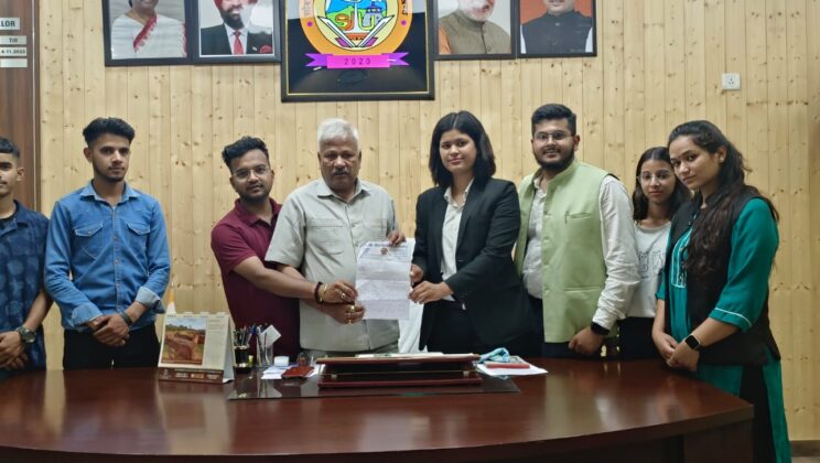 Almora- छात्र – छात्राओं ने विश्वविद्यालय प्रशासन को दी उग्र आंदोलन की चेतावनी…. पढ़ें पूरी खबर