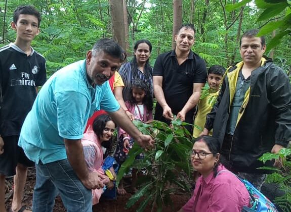 देवभूमि लोक कला उदगम चैरिटेबल ट्रस्ट एवं देवभूमि आर्टिस्ट्स वेल्फेयर एसोशिएशन द्वारा वृक्षारोपण का सफल आयोजन