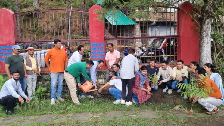 अल्मोड़ा:- भाजपा नगर मंडल द्वारा वृक्षारोपण कार्यक्रम, जल जंगल जमीन को सुरक्षित रखने का संकल्प
