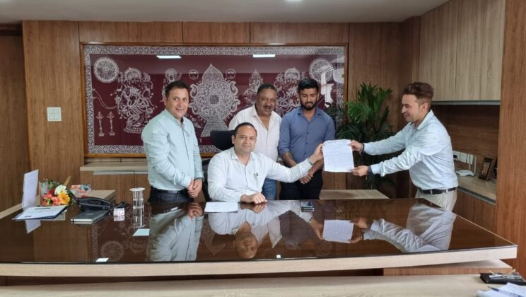 अल्मोड़ा:- बीते 7 माह से क्षतिग्रस्त दीवार को लेकर जिलाधिकारी को सौंपा गया ज्ञापन….. पढ़ें पूरी खबर