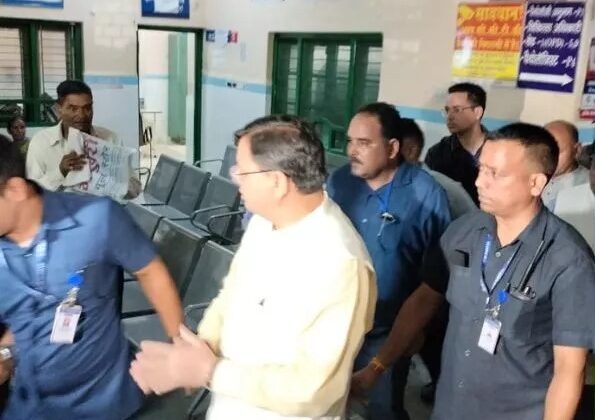 सीएम पुष्कर सिंह धामी पहुंचे चमोली, पीड़ितों के परिजनों से करेंगे मुलाकात