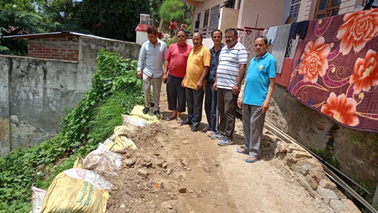 Almora -: मोहल्ले में पड़ रही सीवर लाइन कार्य का किया गया निरीक्षण, लापरवाही को लेकर सभासद अमित साह मोनू ने जताई नाराजगी