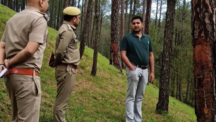 अल्मोड़ा -: प्रभागीय वनाधिकारी ने किया लीसा कूपों का स्थलीय निरीक्षण, जब्त किया गया अवैध लीसा टीन