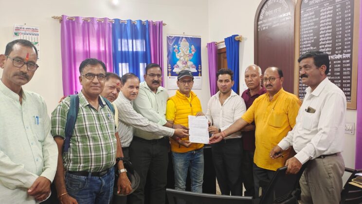 अल्मोड़ा -: सीवर लाइन कार्य के संबंध में जल निगम कार्यालय पहुंचे लक्ष्मेश्वर वार्ड के सभासद अमित शाह मोनू