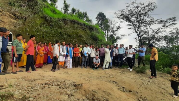 Almora- ध्यूली- धौनी मोटर मार्ग को लेकर ग्रामीणों ने धरना प्रदर्शन करने का लिया निर्णय….. पढ़ें पूरी खबर